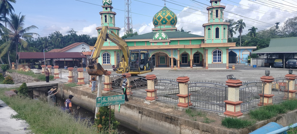 Apical Perbaiki Turap Parit di Dumai Untuk Mencegah Banjir