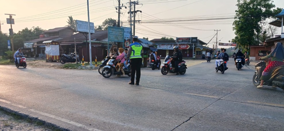Polsek Bukit Kapur AKP Boy  Setiawan, S.A.P., M.Si.Melaksanakan Giat Strong Poin Serta  Pengaturan Arus Lalu Lintas