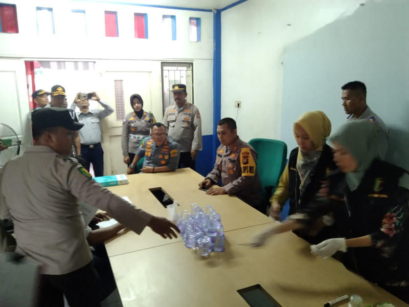 Polres Dumai Melaksanakan Tes Urine Terhadap Para Sopir Bus Angkutan Umum
