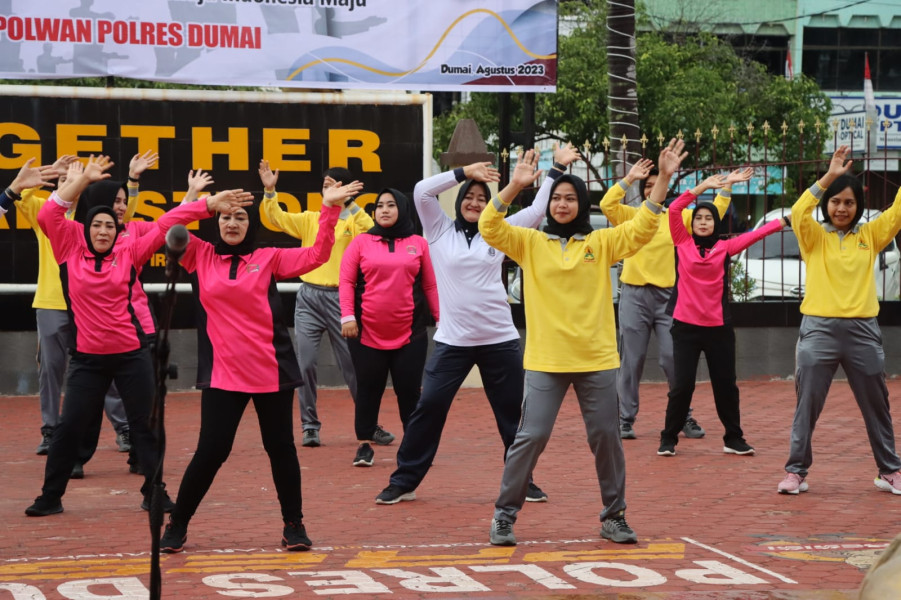 Memperingati Hari Jadi Ke-75 Polisi Wanita Polres Dumai Menggelar Olahraga Bersama Korps Wanita Angkatan Laut